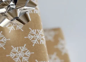 packaging navideño con bolsas y decoracion